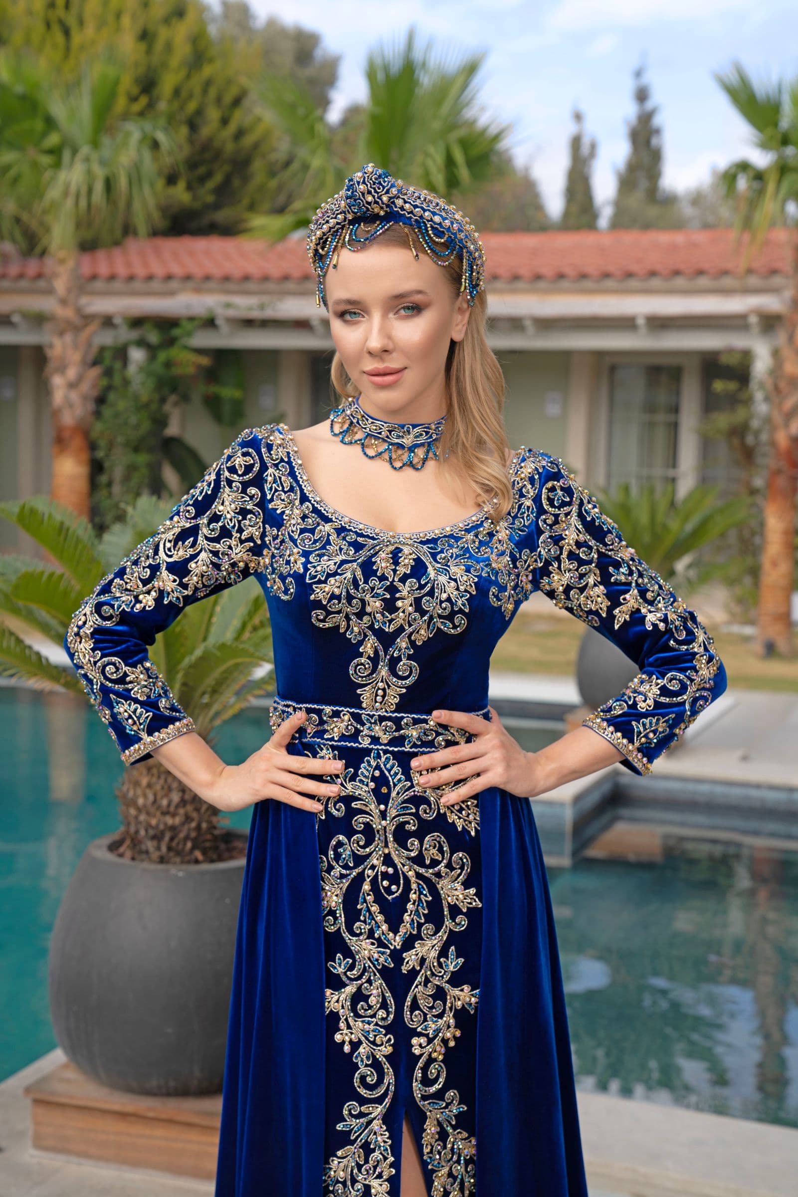 Embroidered velvet kaftan