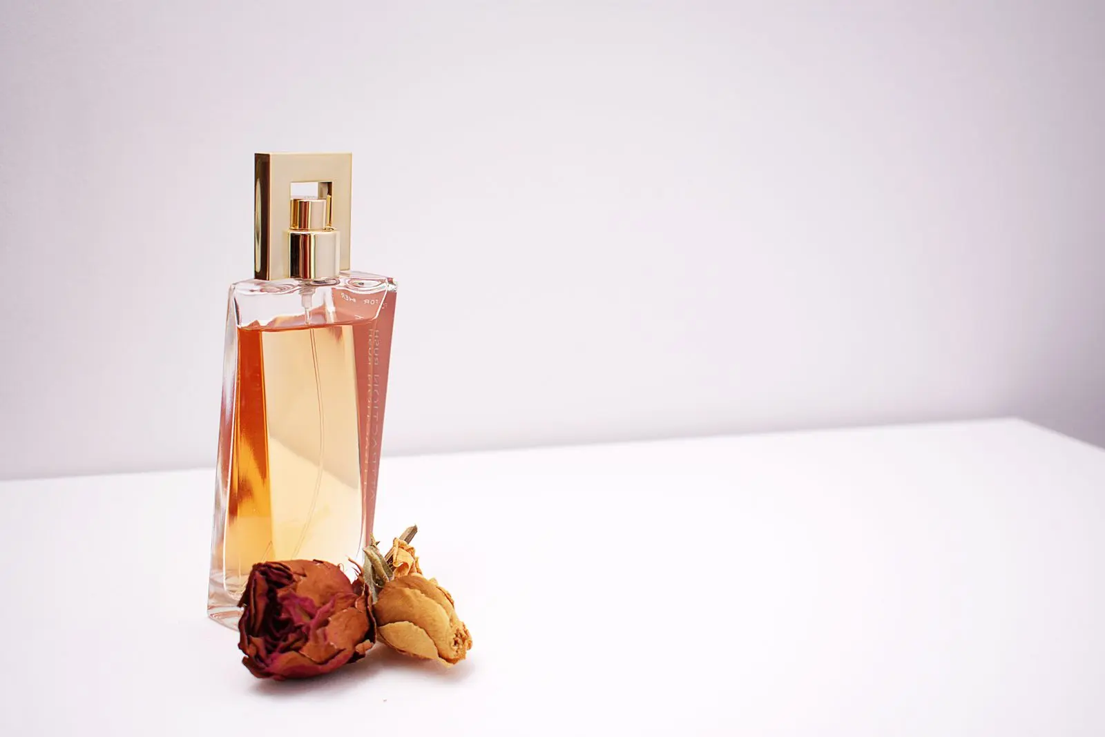 عطر الورد أو دو بارفان